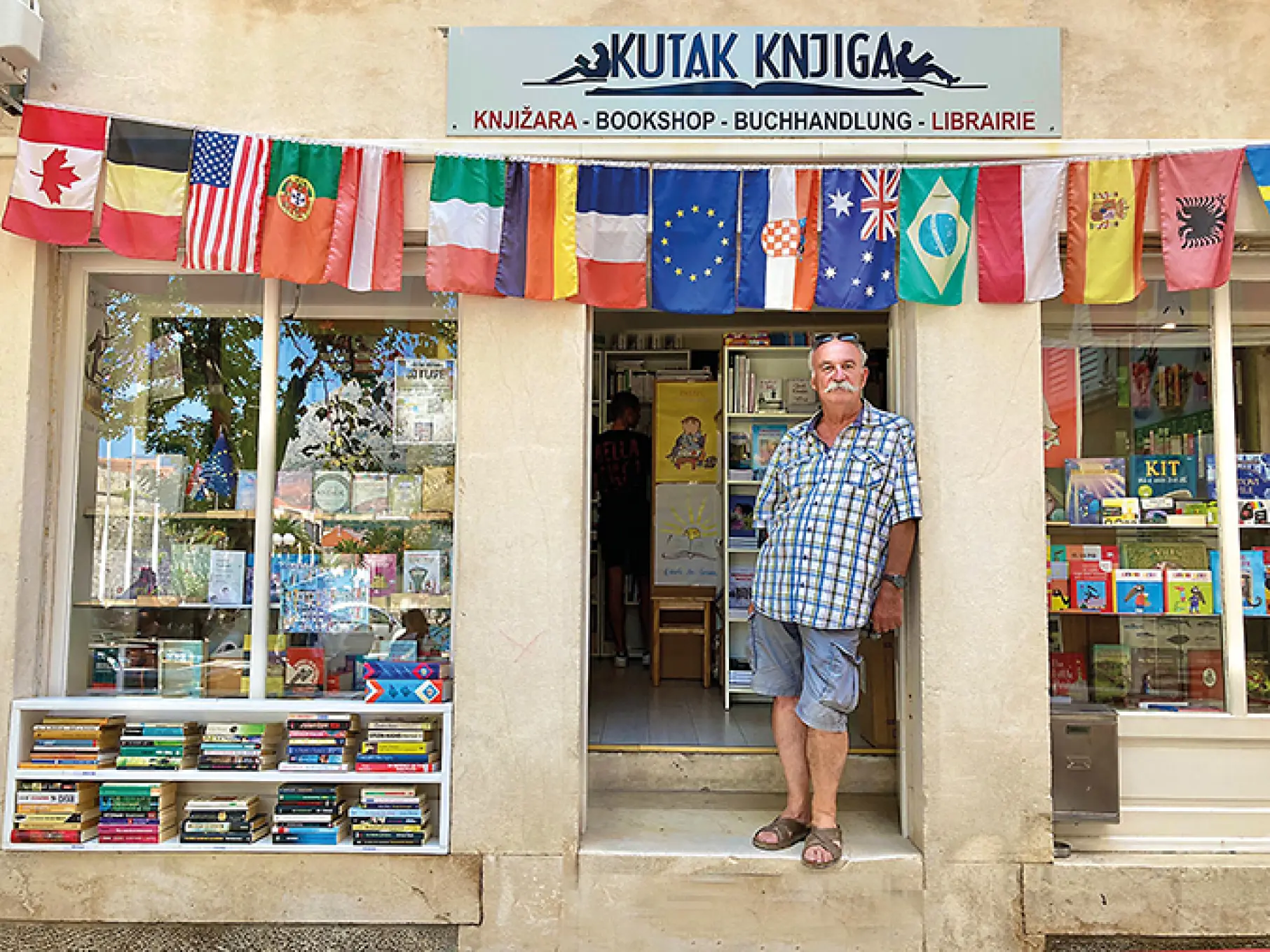 Portrait de Joseph Le Corre devant sa librairie