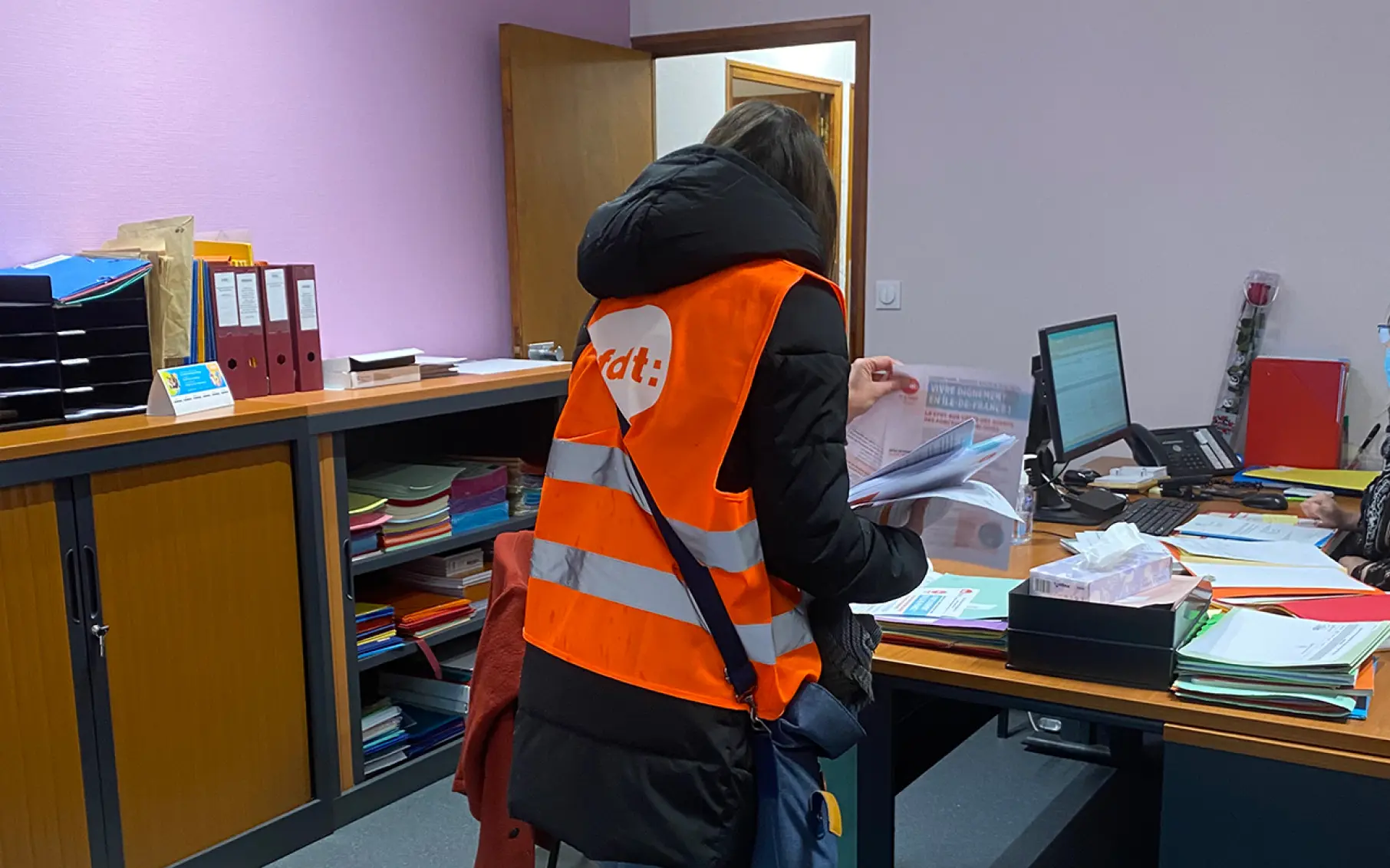 Distribution de tracts au service de la petite enfance de la mairie de Créteil