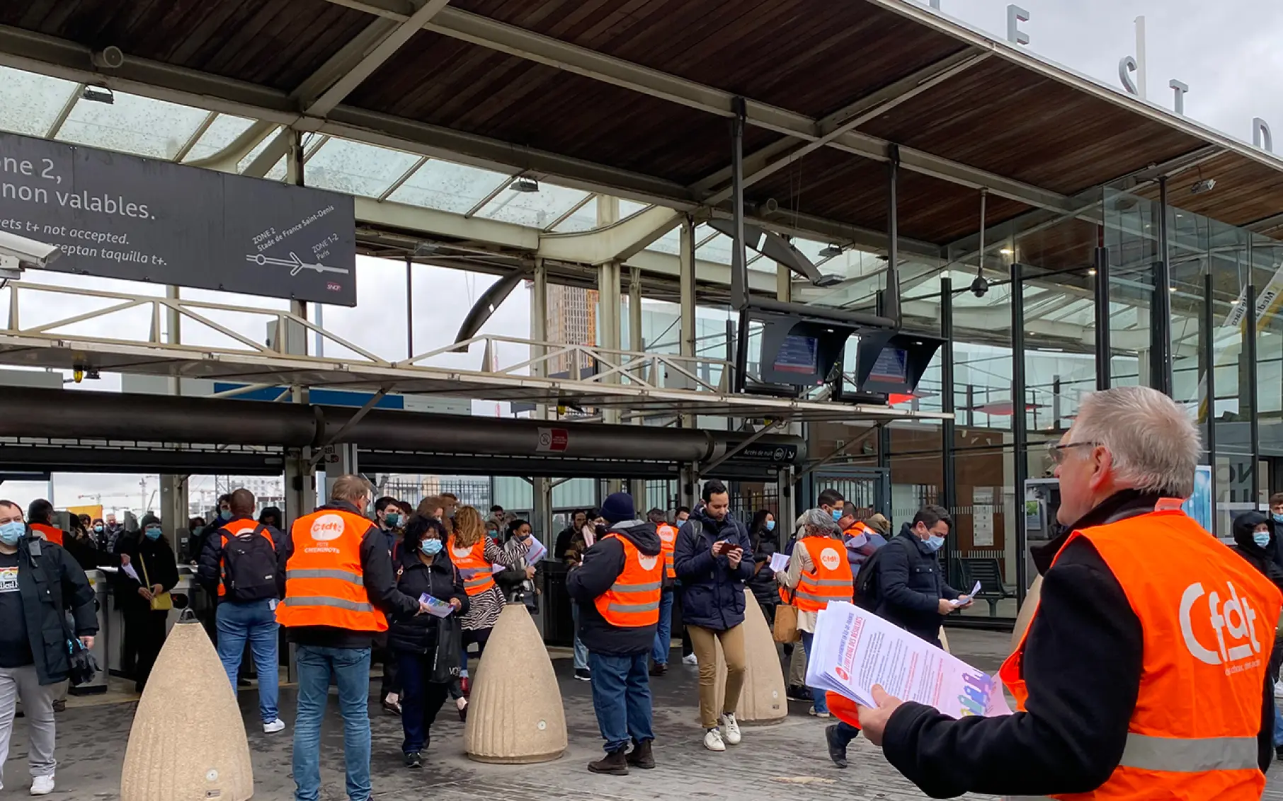 Distribution de tracts sur le logement au pied du RER