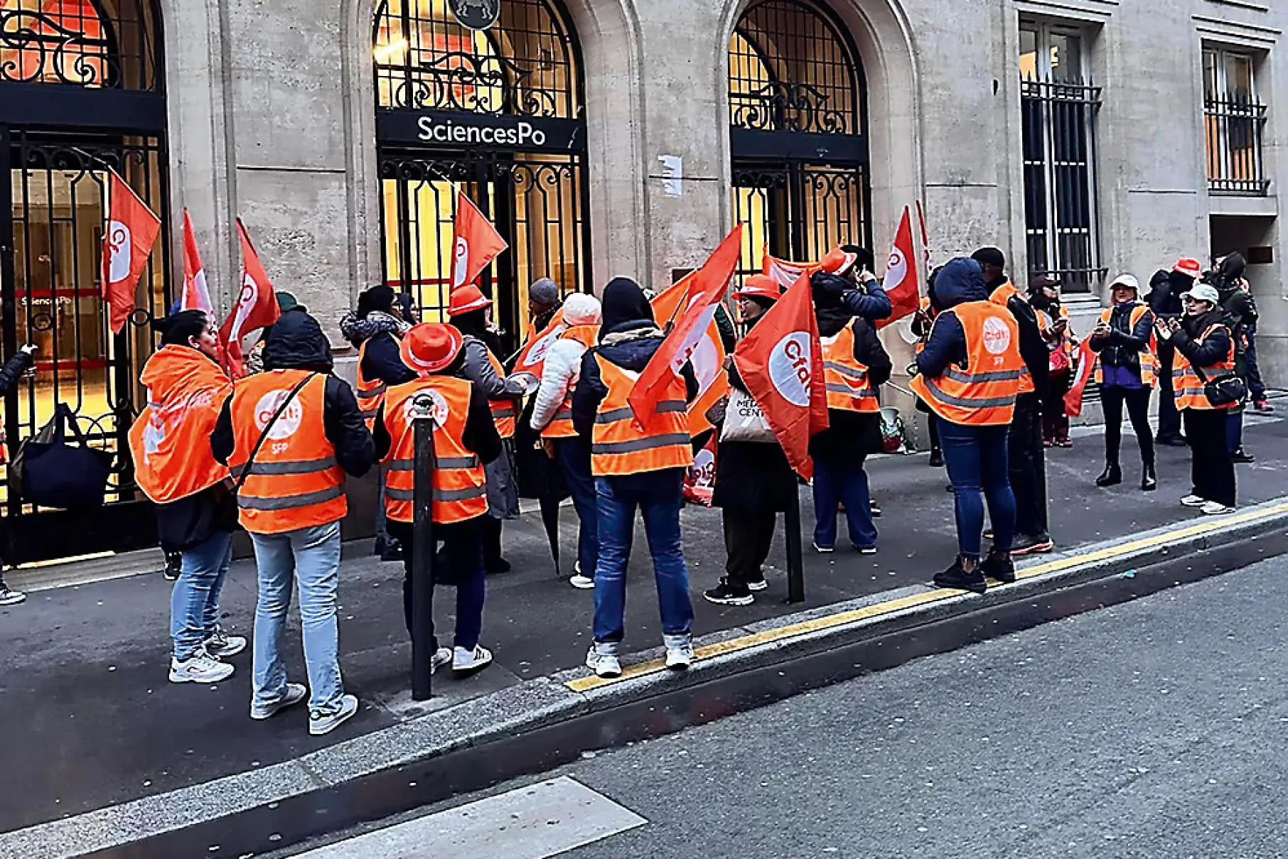 Les salariés d’Atalian devant l’entrée principale de Sciences Po.