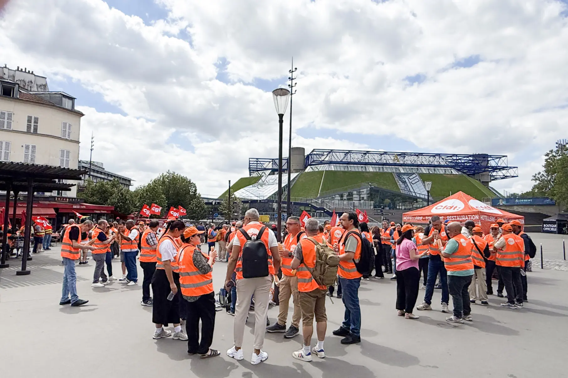 Mobilisation des fédérations du champ des services à l’appel d’Uni Europa le 1er juillet devant Bercy.