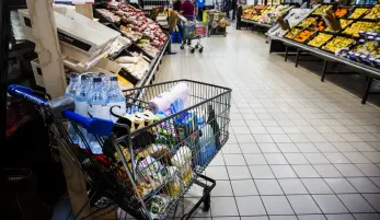 Allée de supermarché avec caddie